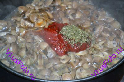 Добавить в грибам 2 столовые ложки воды, томатную пасту и сушеный тимьян.