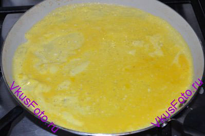 Сковороду смазать тонким слоем растительного масла и испечь тонкие яичные блины. Должно получится 4-6 блинчиков. Блинчики нужно обжаривать с двух сторон по 1 минуте с каждой стороны.
