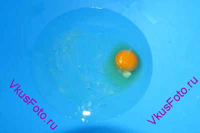<b>Готовим тесто.</b> В миску разбить яйцо и налить воду. Слегка перемешать.
