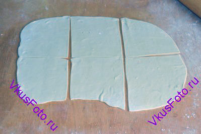 Тесто нарезаем на квадраты примерно 10х10 см. От величины квадрата будет зависеть величина мантов.