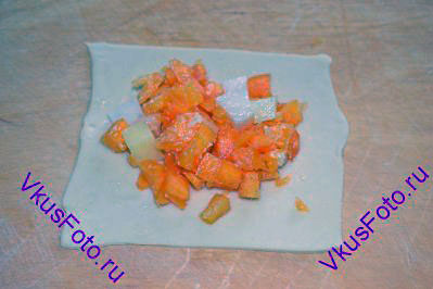 В середину теста кладем начинку из тыквы и картофеля.