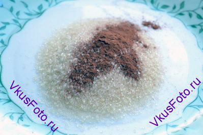 На плоскую тарелку насыпаем сахар (можно взять коричневый) и корицу.
