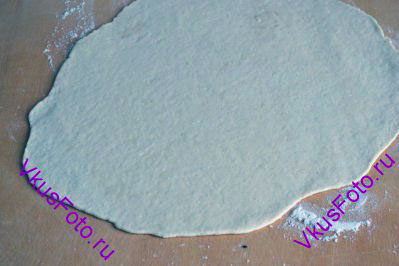 Тесто делим на 3 части и каждую часть раскатываем в тонкий пласт примерно 1-2 мм.