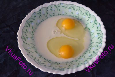 Яйца разбиваем в широкую тарелку с углублением. Наливаем молоко. Яйца взбиваем.