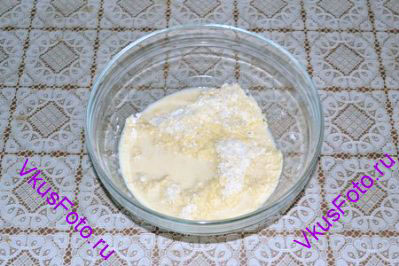 Яично-молочную смесь влить в тесто, оставив 2-3 ст.л. жидкости для смазывания.