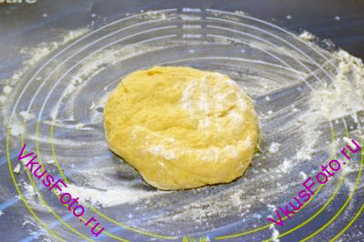 Вымесить гладкое мягкое тесто. При необходимости добавляя муку, если тесто получается жидкое; или молоко, если тесто густое.