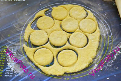 Раскатать тесто толщиной 0,7-1 см. вырезать стаканом кружочки.