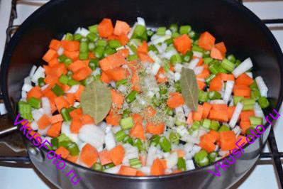 Высокую сковороду смазать маслом и поместить в нее овощи, розмарин и лавровый лист. Поставить на плиту и готовить 10 минут периодически помешивая.