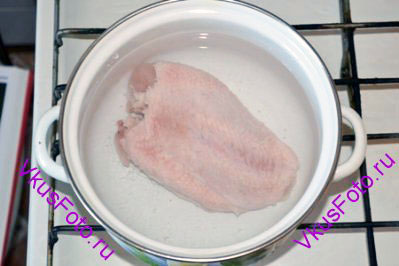 Куриную грудку залить водой, посолить и поставить вариться.