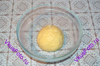 Яйцо взбить с лимонным соком и водой. Вливать в масляную крошку, растирая тесто пальцами, пока оно не превратится в цельный ком. Вымесить тесто, чтобы оно стало однородным. Скатать в шар, завернуть в пленку и поставить в холодильник как минимум на 30 минут.