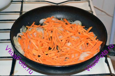 Морковь нарезать тонкой соломкой. Добавить к луку и обжаривать 10 минут.