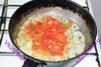 К луку добавить помидор и готовить 5 минут.