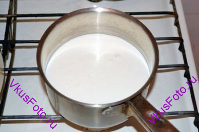 Молоко и сливки перемешать, довести до кипения.