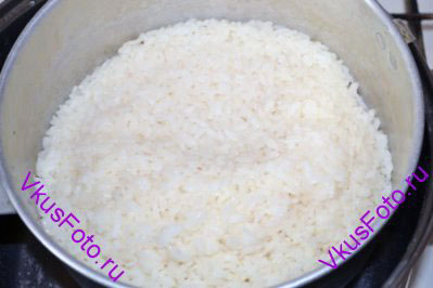 Рис промыть несколько раз. Залить водой объемом в 3 раза больше, чем рис. Посолить. Довести до кипения и варить 10 минут до полуготовности. откинуть на дуршлаг, воду слить.