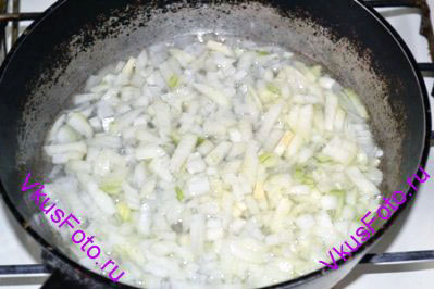 Одну луковицу мелко порезать и жарить в масле 5 минут.
