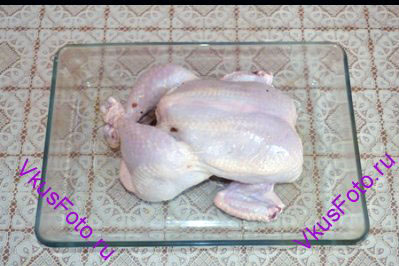 Курицу натереть солью и перцем внутри и снаружи. Уложить начинку и связать ноги ниткой. 