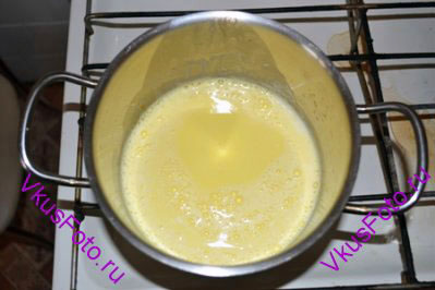 В кастрюлю влить сливки, молоко, добавить ваниль и довести до кипения. Кипятить 1 минуту.