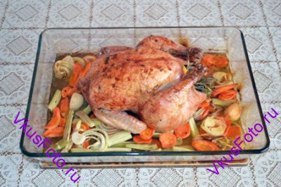 Ножки курицы перевязать ниткой. Готовить в духовке при температуре 200 градусов в течении 1,5 часов. Периодически поливать курицу выделяющимся жиром.