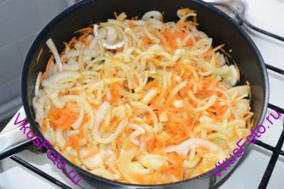 Лук нарезать полукольцами, морковь натереть на крупной терке. Жарить овощи на сковороде 15 минут.
