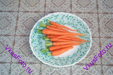 Мелкую морковь вымыть и отрезать ботву, оставив хвостики длиной 2,5 см.