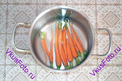 Морковь положить в кастрюлю и залить водой. 