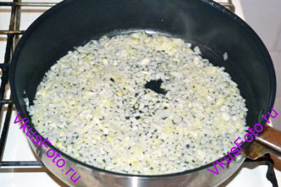 На отдельной сковороде большего размера обжарить в масле мелко нарезанный лук.