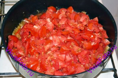 Через 3 минуты добавить нарезанные помидоры, уксус и соль. Довести до кипения.