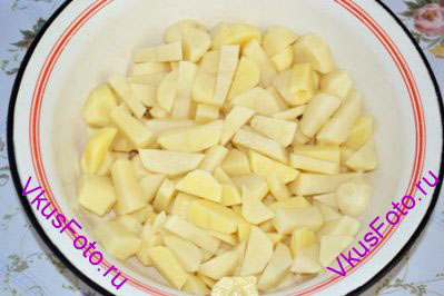 Картофель нарезать брусочками и добавить в суп.