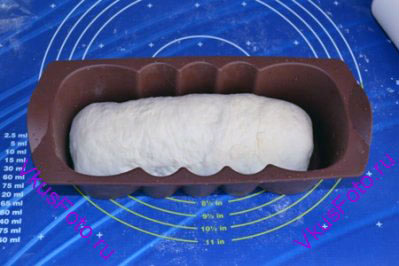 Из теста сформировать хлеб и положить в форму для выпекания. 