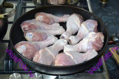 На сковороде разогреть масло и обжарить куриные голени со всех сторон. Приправить солью и перцем.