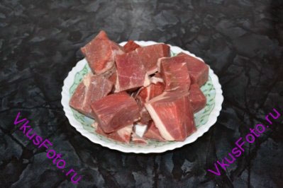 Мясо порезать на крупные куски, примерно 5х5 см.
