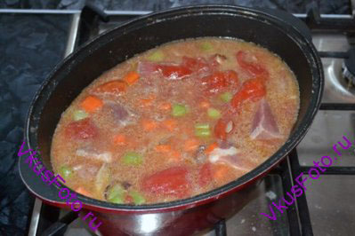 Влить 0,5 л воды и добавить томаты вместе с соком. Приправить солью и перцем. Довести до кипения.